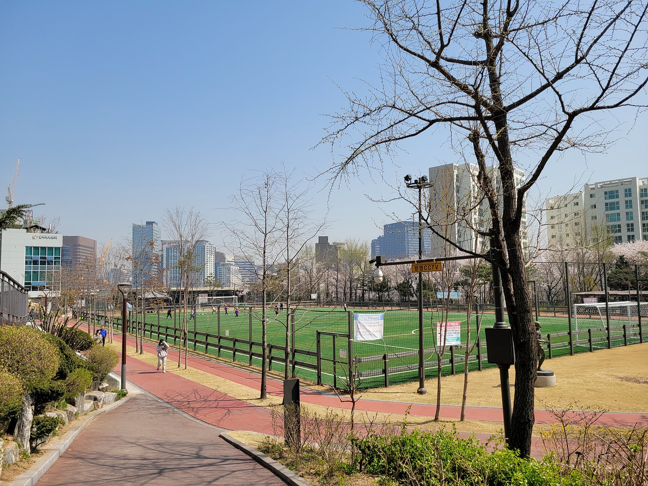 毫不逊色 毫不逊色